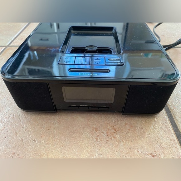 Audiovox CE710CR iPod Clock Radio - Picture 1 of 4